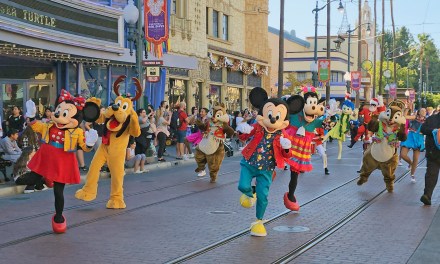 WATCH: Mickey’s Happy Holidays adds a colorful splash for the 2022 #DisneyHolidays