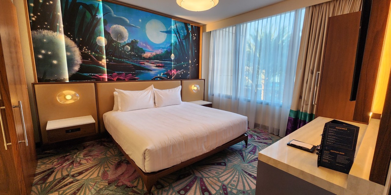ROOM TOUR: Inside a wheelchair-accessible 1-Bedroom Villa with The Princess and the Frog theme at The Villas at Disneyland Hotel