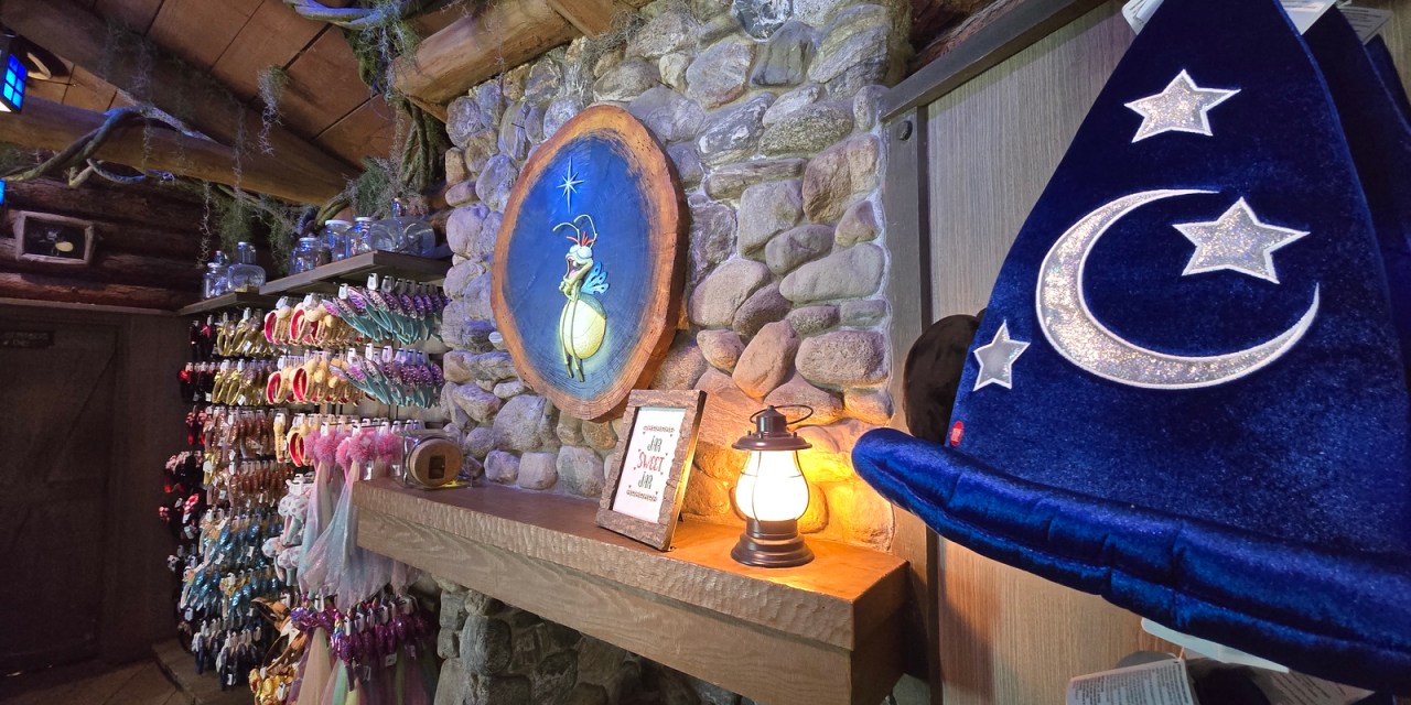 GUIDE: Ray’s Berets shop near Tiana’s Bayou Adventure at Disneyland