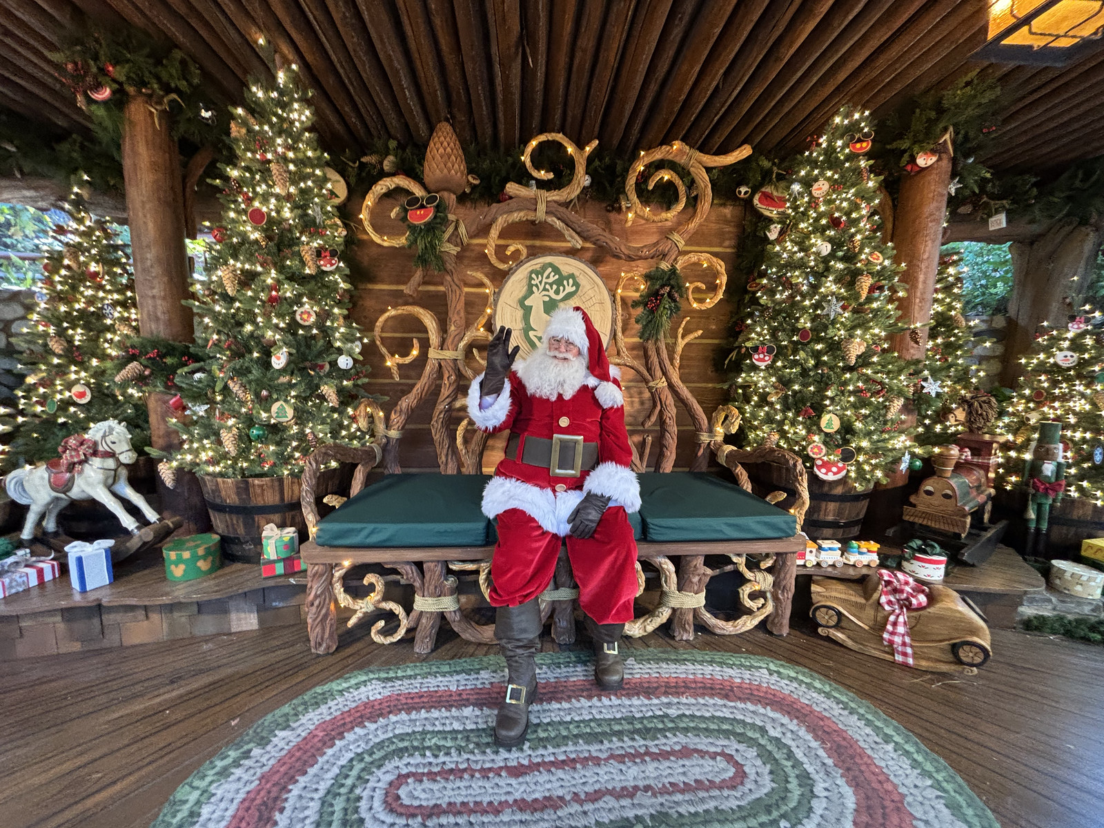 GUIDE: “Santa's Holiday Visit” at DCA for 2024 #DisneyHolidays