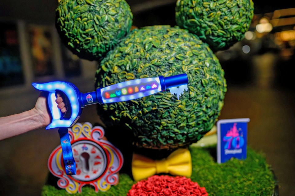 HOW TO: Get a #Disneyland70 pin with Key to Disneyland scavenger