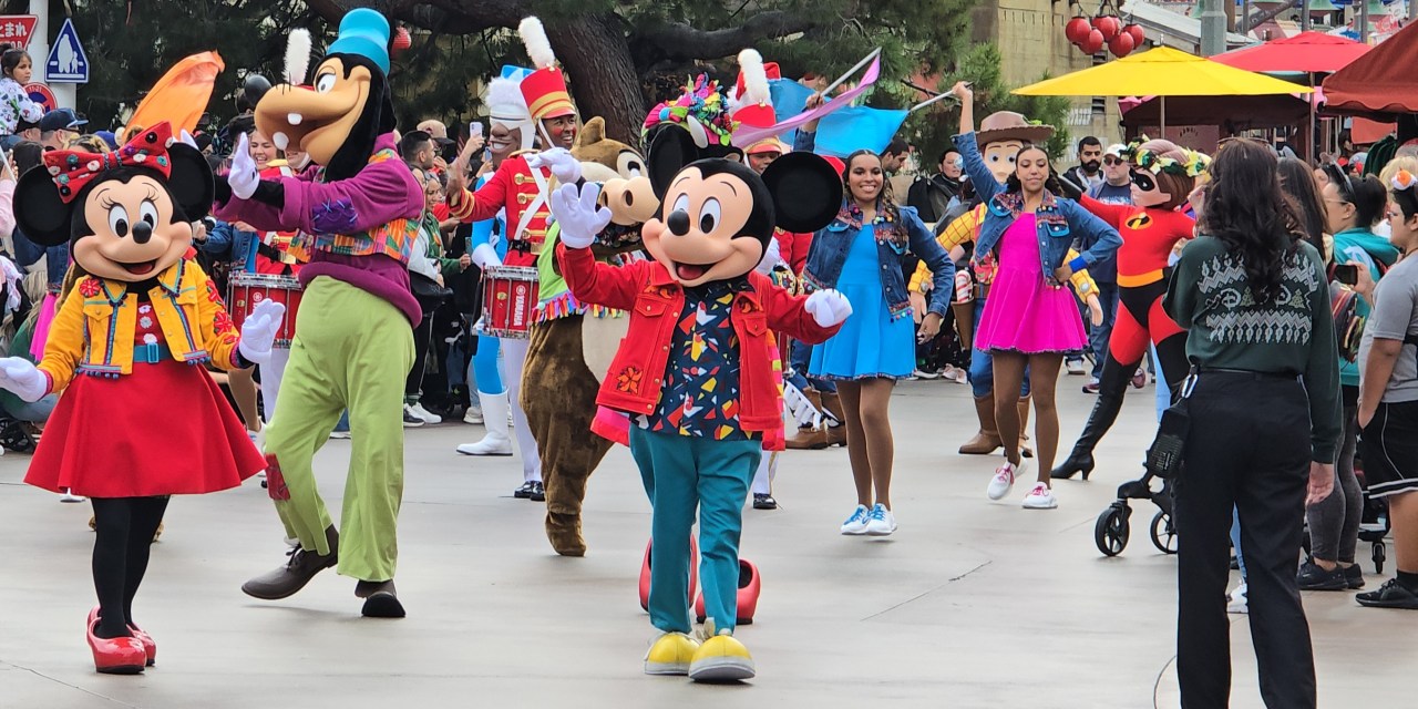 GUIDE: Mickey’s Happy Holidays at DCA for the 2025 #DisneyHolidays
