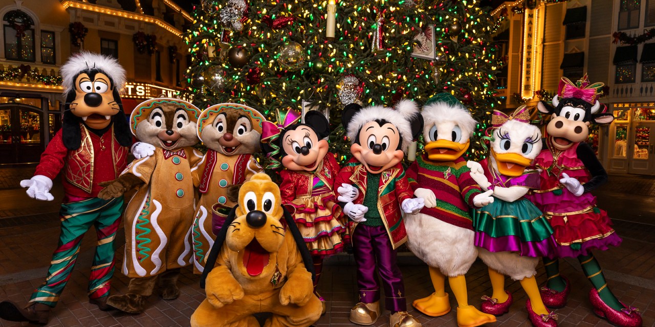 FIRST LOOK: Mickey, Minnie, and friends have new outfits for 2025 #DisneyHolidays