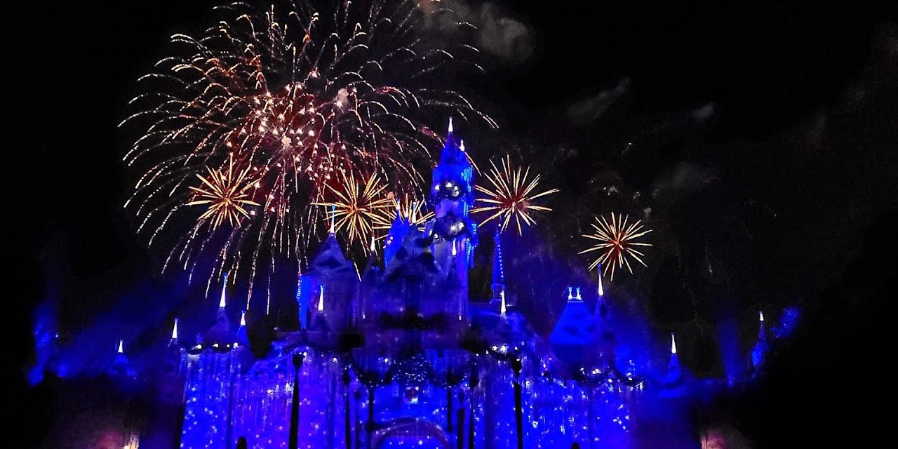 GUIDE: “Believe… in Holiday Magic” 2025 fireworks and snow at Disneyland for #DisneyHolidays