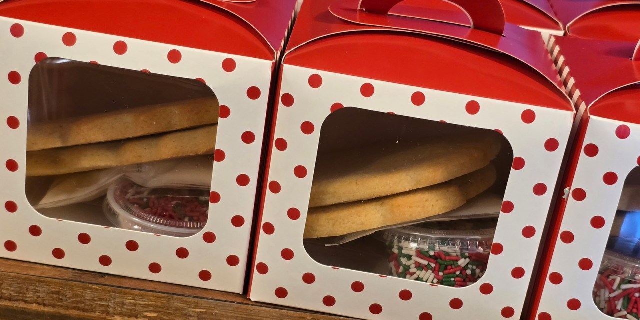 GUIDE: Cookie Decorating at Mrs. Claus’ Kitchen for 2025 Knott’s Merry Farm