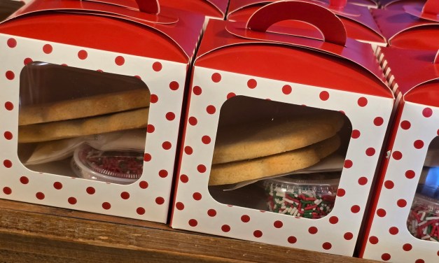 GUIDE: Cookie Decorating at Mrs. Claus’ Kitchen for 2025 Knott’s Merry Farm