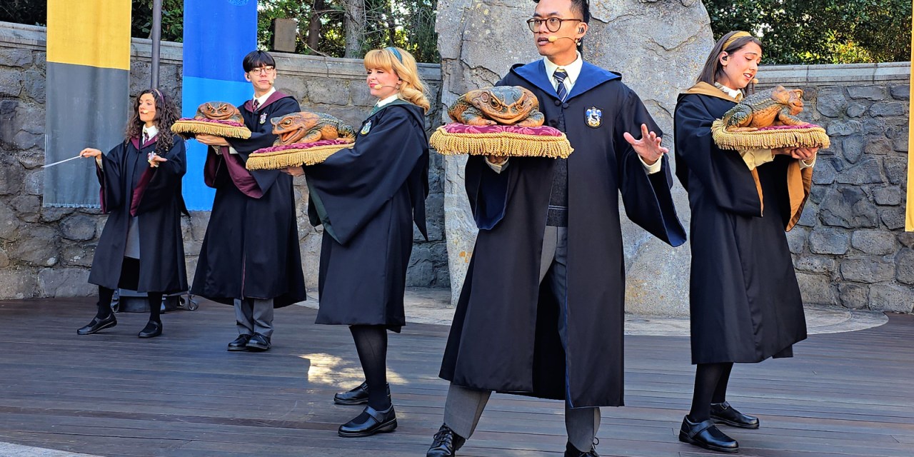 GUIDE: Frog Choir for 2025 holidays at Universal Hollywood