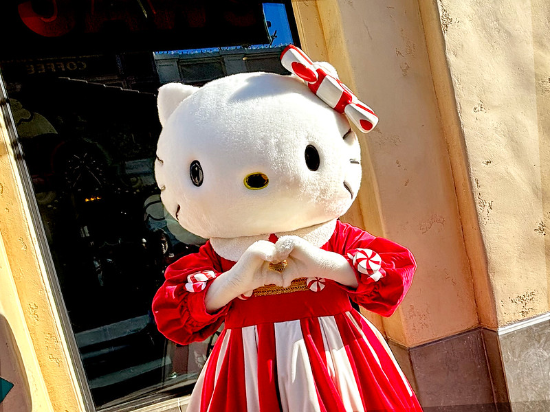 GUIDE: Hello Kitty 2025 holiday outfit, decor, and more at Universal Hollywood